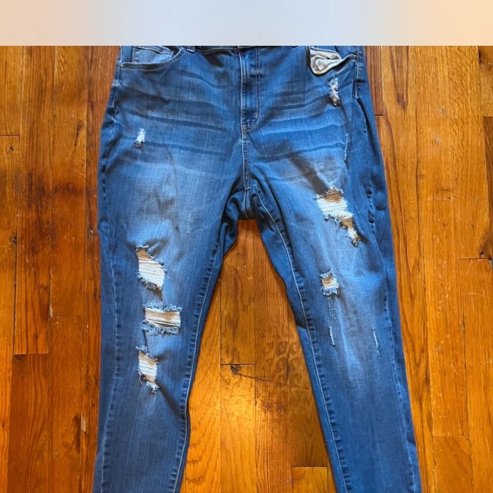 WOMENS DENIM RIPPED JEANS SIZE 18